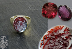 Ein Granat mit Wappengravur ist ein sehr beliebter Siegelring-Stein; rotbrauner Granat (Pyrop), rosarot (Rhodolith)