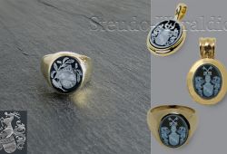 Jagdwappen als Reliefgravur in Lagenonyx. Eine erhabene Wappengravur wird häufig als Anhänger getragen.