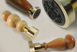 Petschafte mit verschiedenen Holzgriffe können mit Edelstein gefasst oder als Messingplatte geliefert werden. In Silber auf Anfrage.