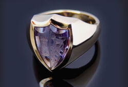Crestring set with a amethyst engraved with coat of arms symbols
