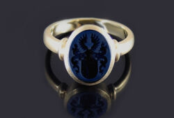 Signetring with matt surface set with a dark sardonyx and crest engraving