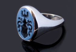 Whitegold signetring set with a sardonyx and crest engraving