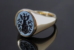 Yellowgold signetring set with a sardonyx and crest engraving
