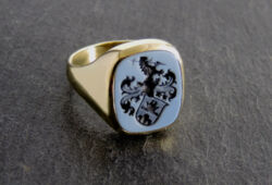 Yellowgold signetring set with a sardonyx and crest engraving