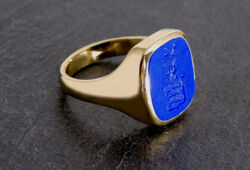 Signetring set with a lapislazuli and crest engraving