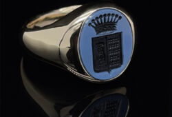 Signetring, engraved with a shield+crown in sardonyx