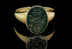 Signetring set with a heliotrope (bloodstone) and coat of arms engraving