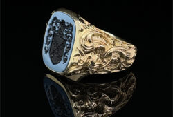 Signetring with antique stone shape and side relief ornament decorations