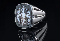 Layered agate (meskiert) with a fine coat of arms engraving